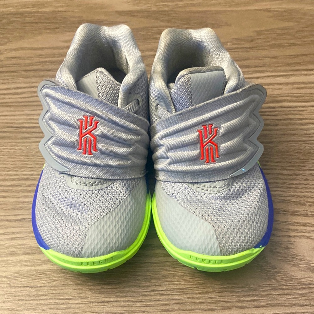 Nike Kyrie 5 Sneaker Shoe Toddler Boy Size 5C Gray
Green Blue Red Aq2459-099